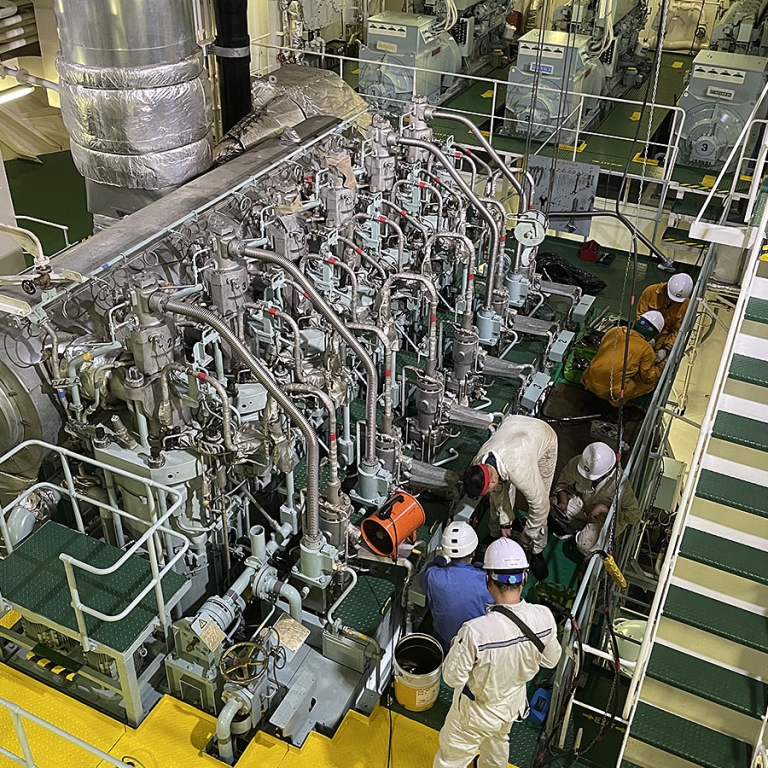 機関室での作業